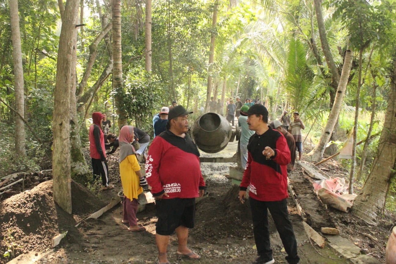 Padat Karya Rabat Beton di Padukuhan Sindon
